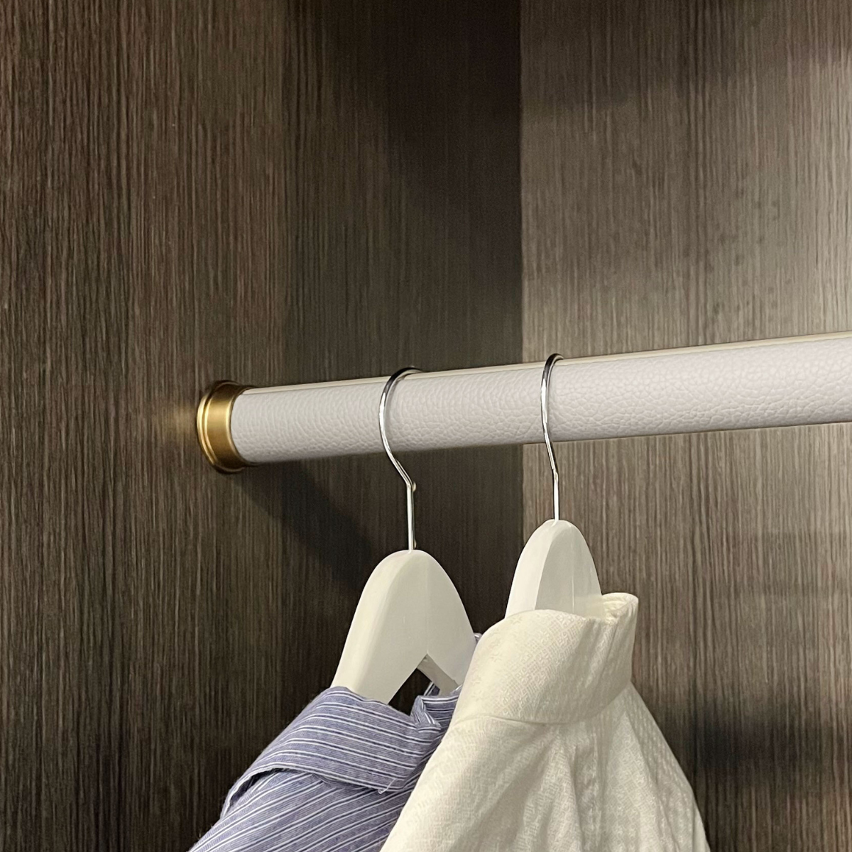 Round Oyster Leather Closet Rod